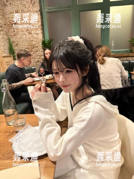 让黑料社下载，永久跟上娱乐圈的最新动态！